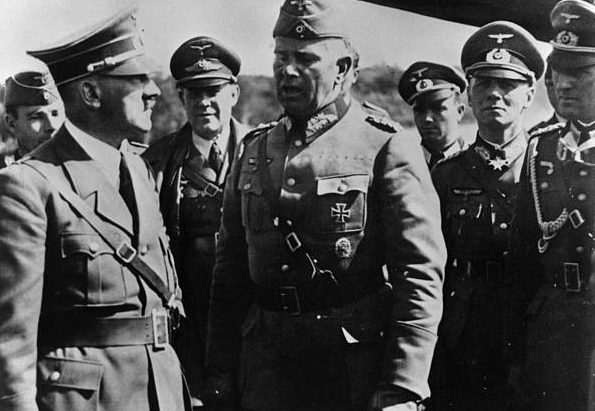 Вальтер Рейхенау и Адольф Гитлер. 1939 г.