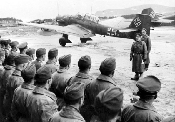 Эрхард Мильх перед строем пилотов. Норвегия. 1940 г.