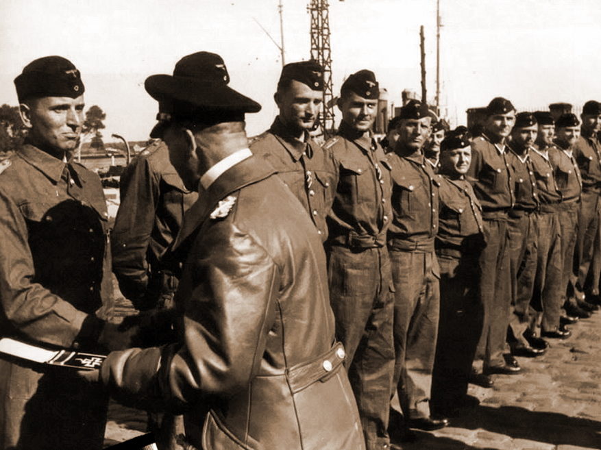Отто Кпечмер получает Рыцарский крест. 1940 г.