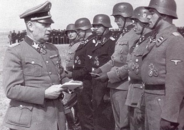 Отто Кумм среди награжденных Рыцарским крестом. 1943 г.