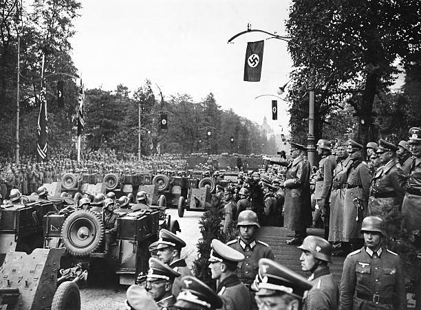 Вальтер Рейхенау, Адольф Гитлер, Йоханнес Бласковиц. Вильгельм Кейтель и Максимилиан фон Вейхс на параде танковых войск. 1939 г.