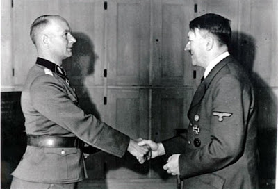 Отто Кумм получает из рук Адольфа Гитлера Дубовые листья к рыцарскому Кресту.1943 г.
