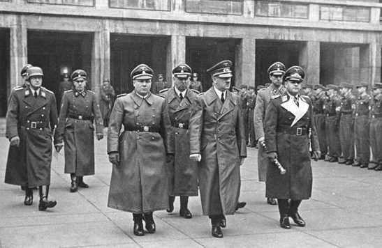Эрхард Мильх, Мартин Борман, Юлиус Шауб, Адольф Гитлер и Карл Брандт на отпевание Вернера Мельдерса в Министерстве авиации. Берлин. 1941 г.