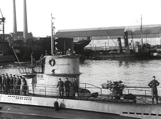 Отто Кпечмер на мостике подлодки U-99. Лориент. 1940 г.