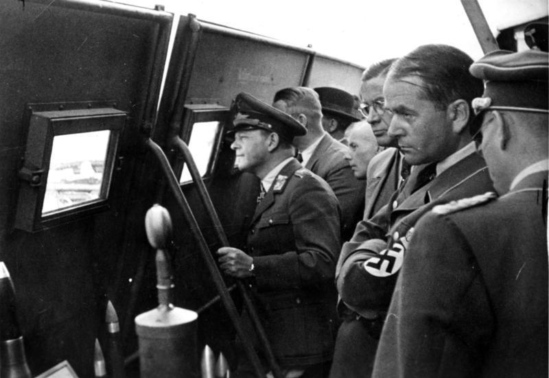 Эрхард Мильх и Альберт Шпеер на испытании боеприпасов. 1943 г.