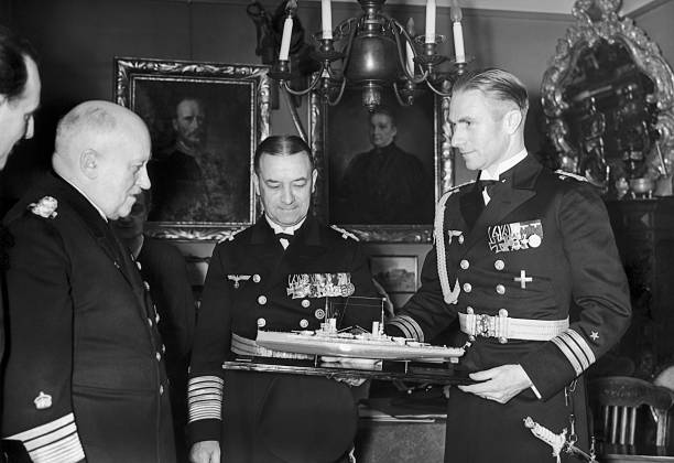 Эрих Редер и Адольф фон Трот с моделью корабля. 1938 г. 