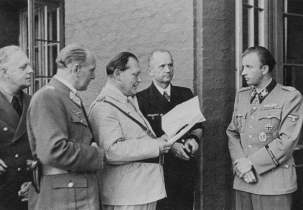 Бруно Лёрцер, Герман Геринг, Герман Фегеляйн, Иоахим фон Риббентроп и Карл Дениц в штаб-квартире волчье логово. 1942 г.