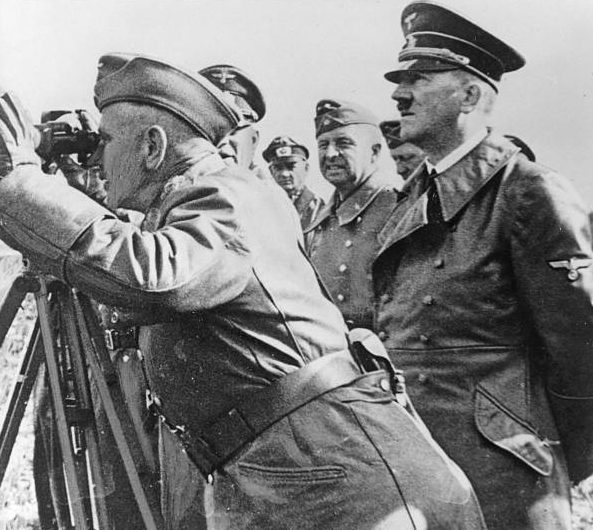 Вальтер Рейхенау и Адольф Гитлер в районе Вислы. 1939 г. 