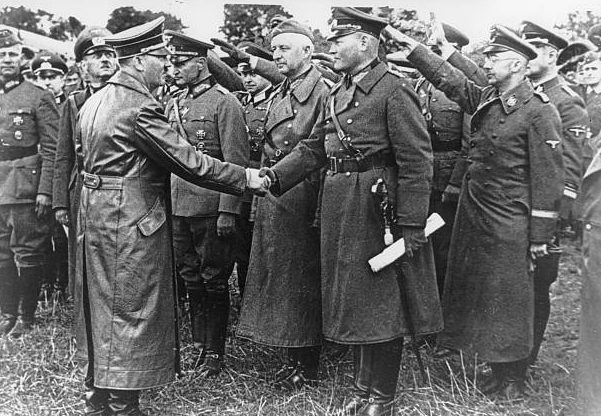 Вальтер Рейхенау в свите Адольфа Гитлера в штабе армий «Юг». 1939 г.