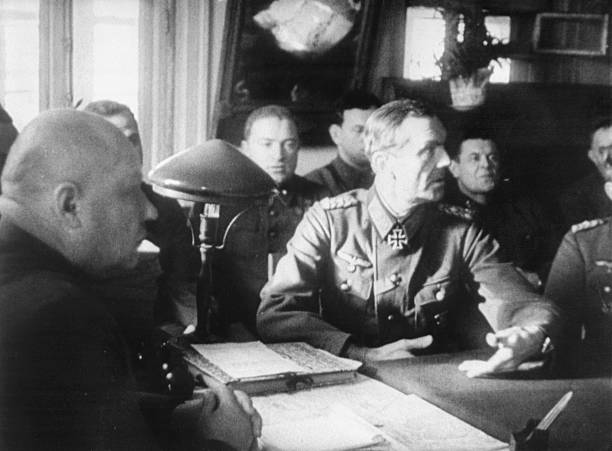 Фридрих Паулюс на допросе в штабе 64-ой армии в Бекетовке. 1943 г.