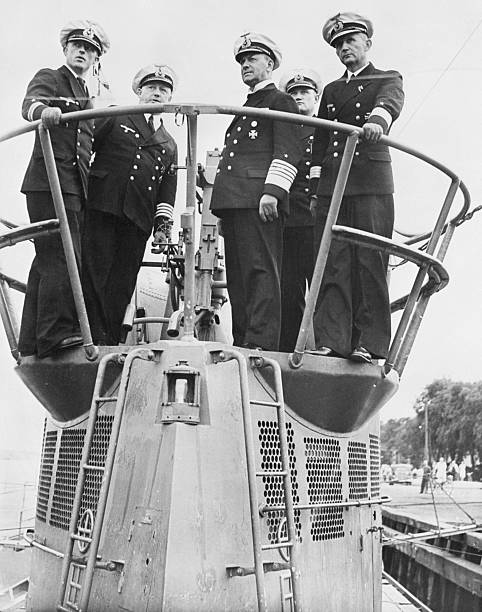 Эрих Редер с офицерами на рубке подлодки. 1939 г.