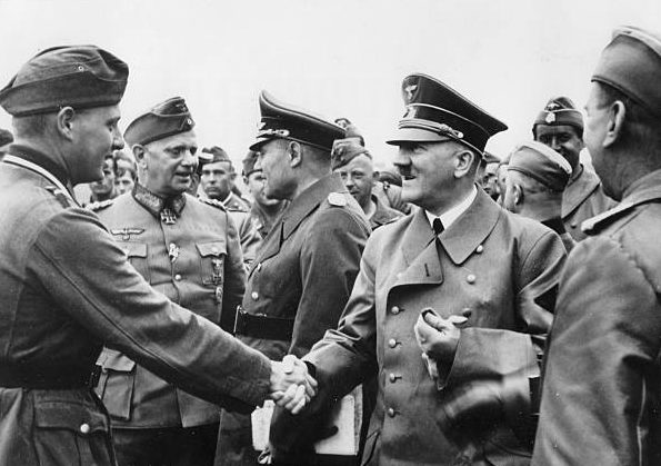 Вальтер Рейхенау и Адольф Гитлер. 1940 г. 