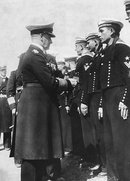Эрих Редер приветствует экипаж тяжелого крейсера «Германия». 1939 г.