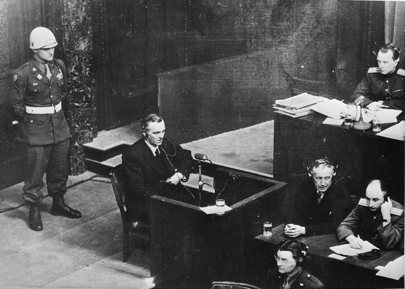 Фридрих Паулюс выступает на Нюрнбергском процессе. 1946 г.