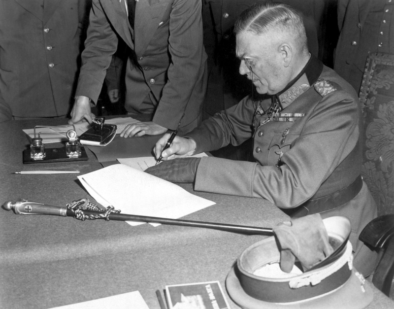 Вильгельм Кейтель подписывает Акт о безоговорочной капитуляции Германии. Берлин. 1945 г. 