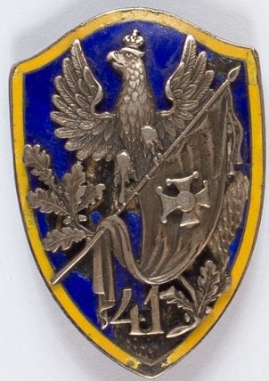 Аверс и реверс офицерского полкового знака 41-го Сувалкского пехотного полка им. Юзефа Пилсудского.