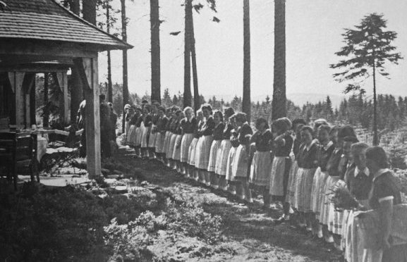 Представители женской организации в гостях у Гитлера в «Танненберге».