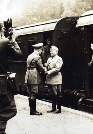 Встреча Адольфа Гитлера и Бенито Муссолини возле ангара. 27 августа 1941 года.