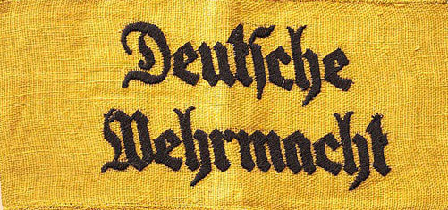 Нарукавная повязка «На службе немецкого Вермахта». Такую повязку, обычно, носили добровольные помощника Вермахта (хиви).