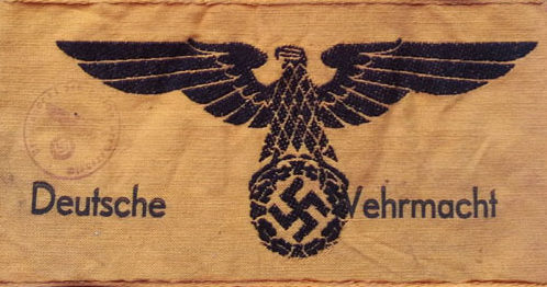 Нарукавная повязка «На службе немецкого Вермахта». Такую повязку, обычно, носили добровольные помощника Вермахта (хиви).