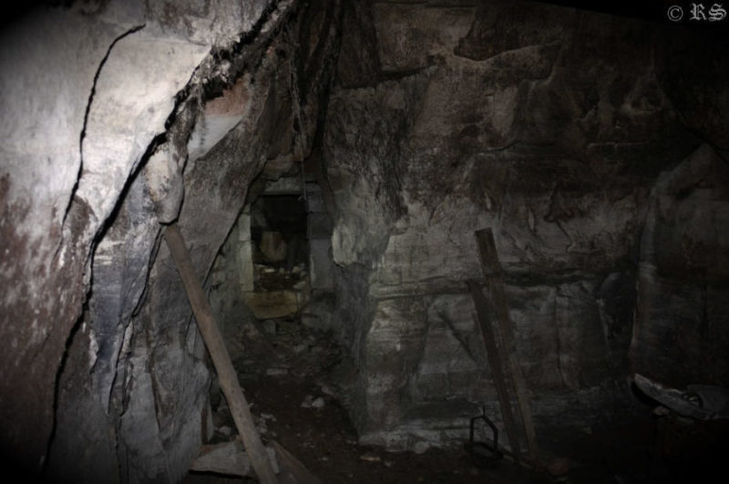 Взорванные тоннели и подземные цеха.