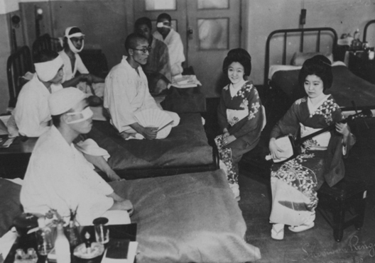 Девушки в палате раненных. 1942 г.
