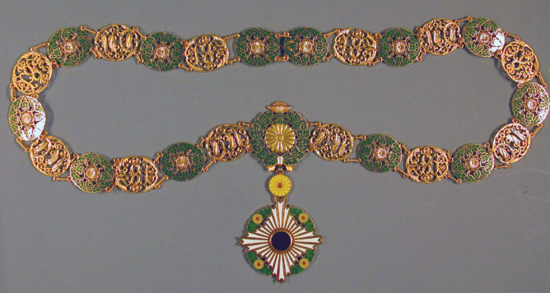 Знак Ордена Хризантемы с цепью.