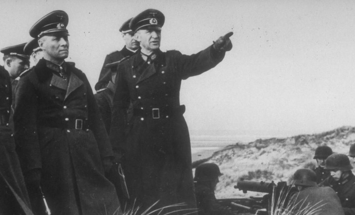 Эрвин Роммель и Зигфрид Махольц осматривают оборонные сооружения Атлантического вала. 1943 г.