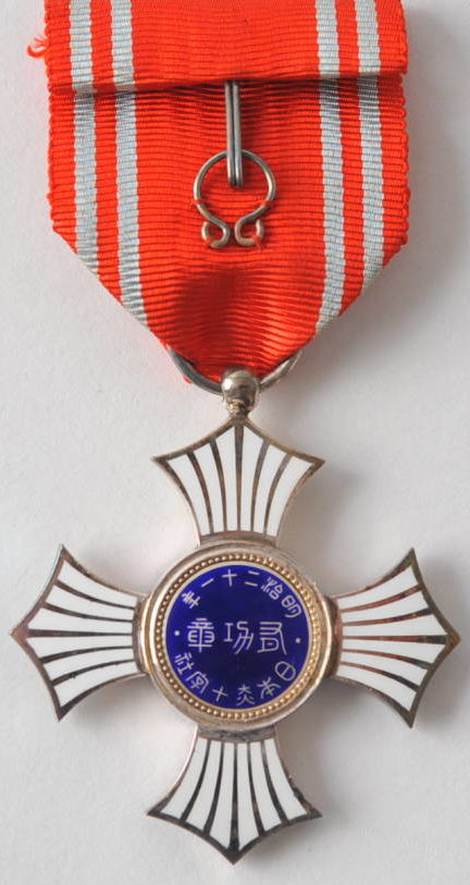 Аверс и реверс Серебряного ордена Заслуг Красного Креста на колодке.