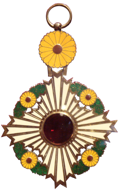 Знак Ордена Хризантемы.