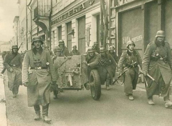 Немцы входят в город. 24 октября 1941 г.