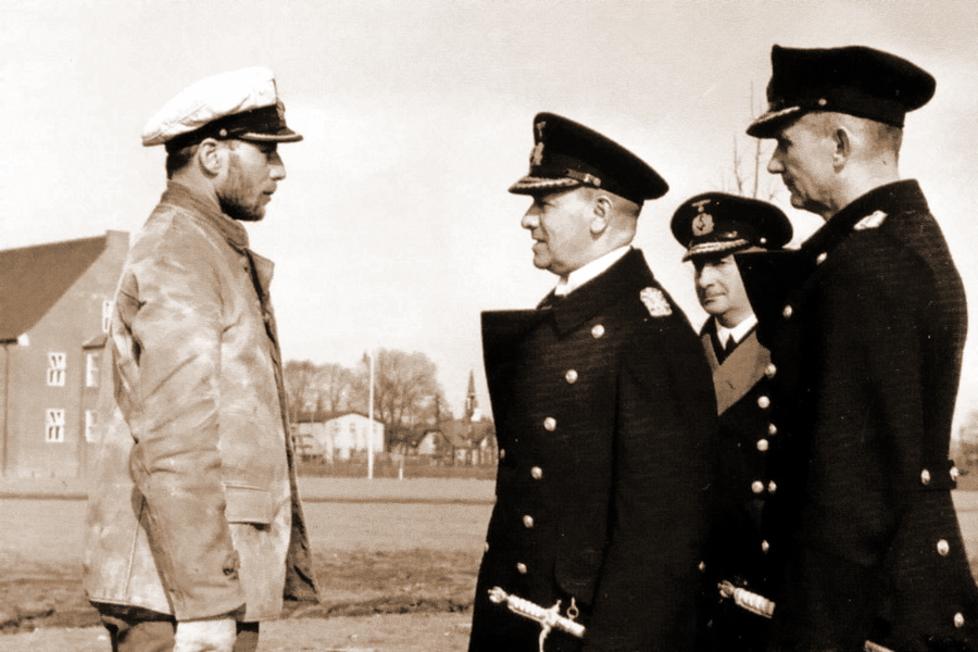 Командир подлодки «U-29» капитан-лейтенант Отто Шухарт по возвращении из первого похода докладывает Эриху Редеру и Карлу Дёницу о потоплении британского авианосца «Корейджес». Вильгельмсхафен. 26 сентября 1939 г.