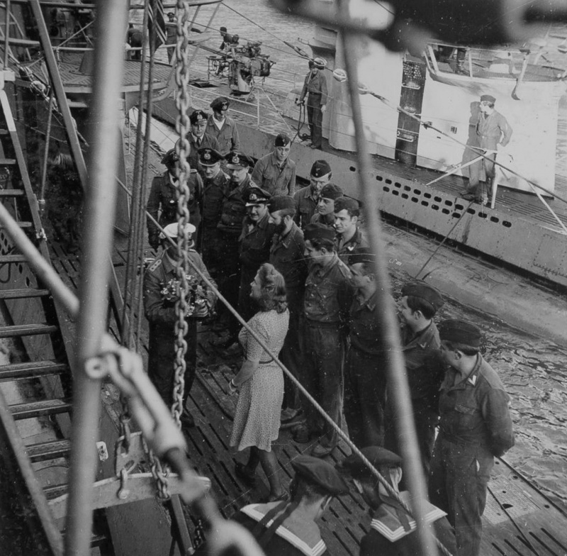 Девушка дарит цветы командиру подлодки «U-251» Генриху Тимму в гавани Нарвика. Июль 1942 г.