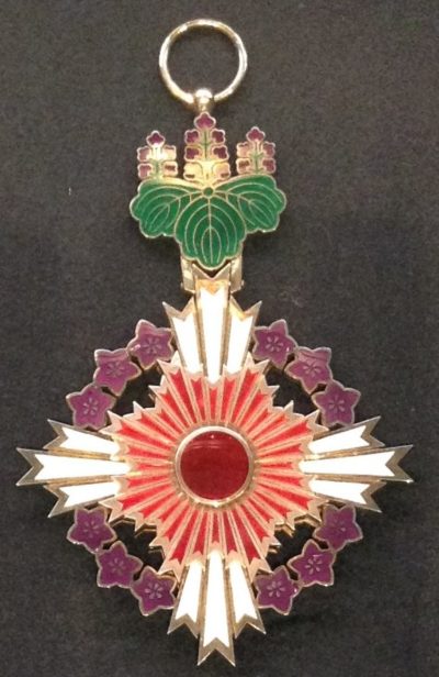 Знак Ордена Восходящего солнца с цветами павлонии.