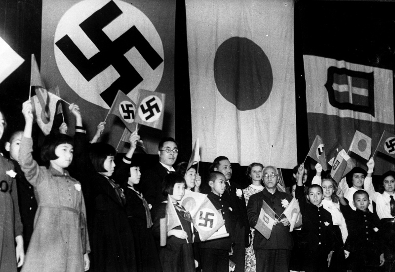 Министр образования Японии Кунихико Хашида, немецкие, японские и итальянские дети на праздновании подписания Тройственного пакта между тремя странами. Токио. Декабрь 1940 г. 