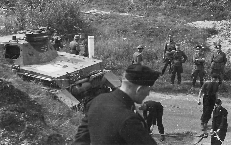 Эрвин Роммель и офицеры вермахта смотрят за работой танкистов. 1944 г.