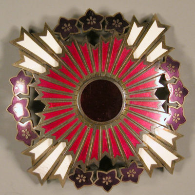 Аверс и реверс Звезды Ордена Восходящего солнца с цветами павлонии.