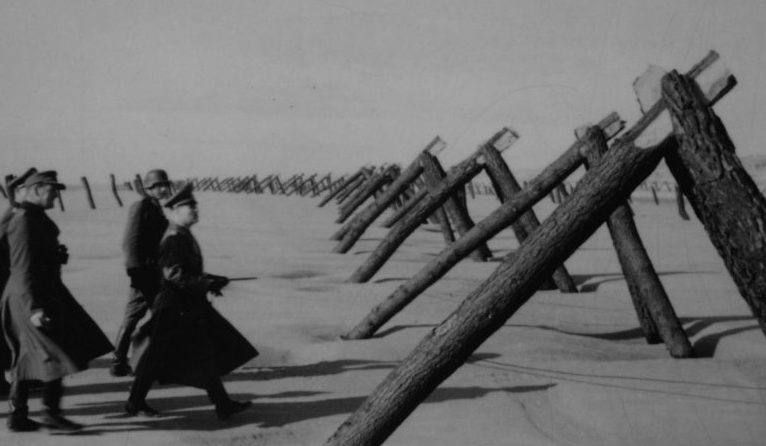 Эрвин Роммель инспектирует укрепления Атлантического вала. 1944 г.