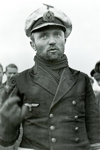 Командир подлодки «U-47» Гюнтер Прин после возвращения с похода. Октябрь 1939 г.
