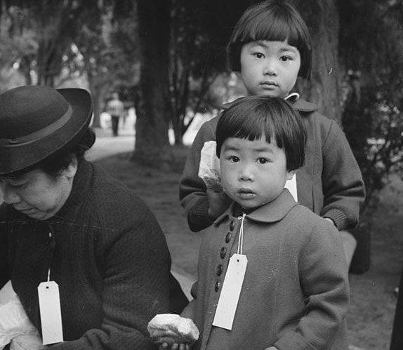 Японская семья, получившая специальные бирки перед переселением.