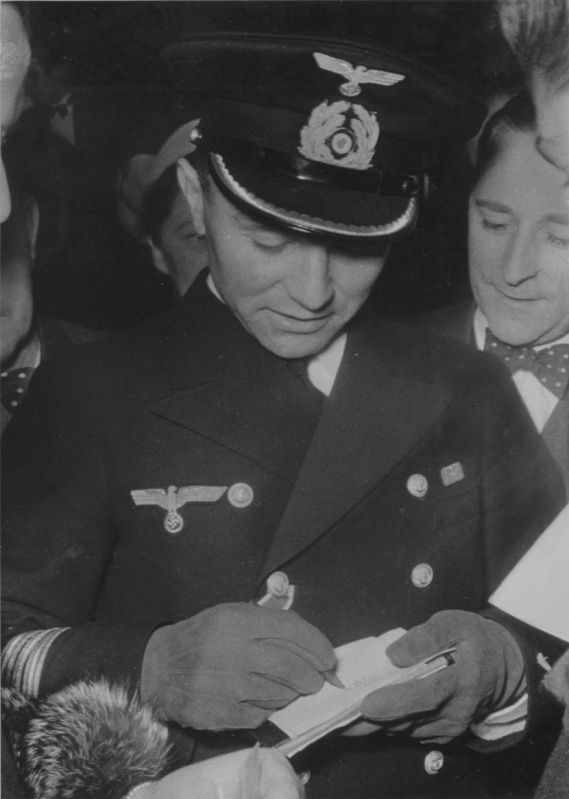 Командир подлодки «U-47» Гюнтер Прин раздает автографы после потопления британского линкора «Royal Oak». Октябрь 1939 г.