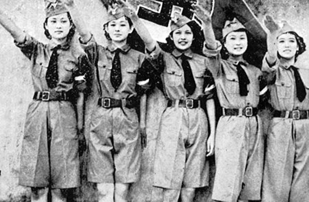 Японские девушки приветствуют делегацию Гитлерюгенд, прибывшую в Японию. Токио. 1940 г.