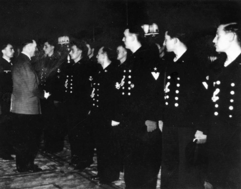 Гитлер награждает Железными Крестами матросов подлодки «U-47». Октябрь 1939 г.