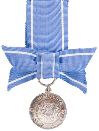 Вариант медали Свободы I-класса ордена Креста Свободы с бантом.