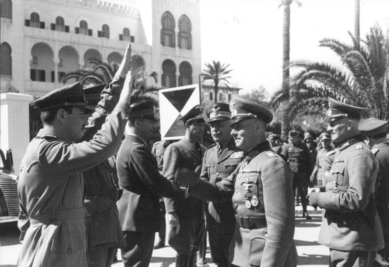Эрвин Роммель приветствует итальянских офицеров. 1941 г. 