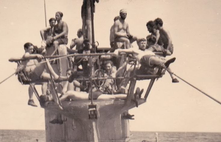 Солнечные «ванны» на мостике подлодки «U-94». Август 1942 г. 