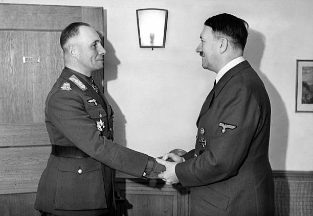 Эрвин Роммель получает Железный крест из рук фюрера. 1941 г. 