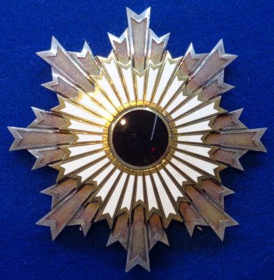 Звезда Ордена Восходящего солнца на Большой ленте.