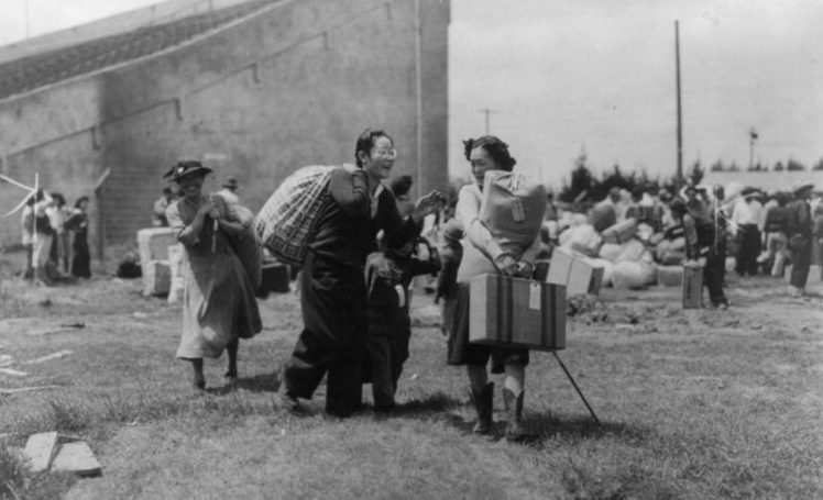 Японская семья в лагере сборного пункта в Салинасе (Калифорния). Март 1942 г.