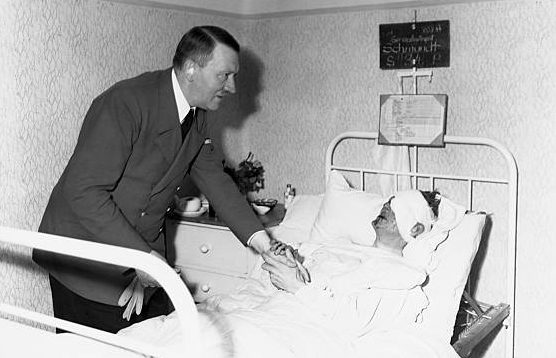 Адольф Гитлер посещает Рудольфа Шмундта в больнице после покушения на фюрера. 1944 г. 